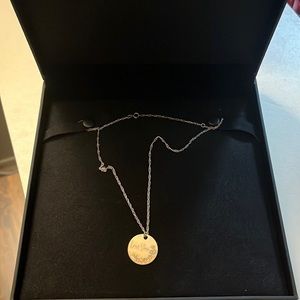 “Love you” daisy pendant necklace. Silver.